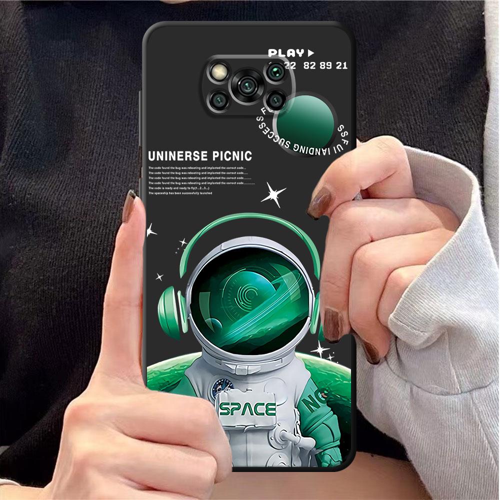 Cute Astronaut Phone Case for Xiaomi Poco F4 C40 X4 F3 GT M4 5G M3 F1 X3 NFC X3 Pro M3 Pro X3 GT X4 NFC F3 GT TPU Soft Black