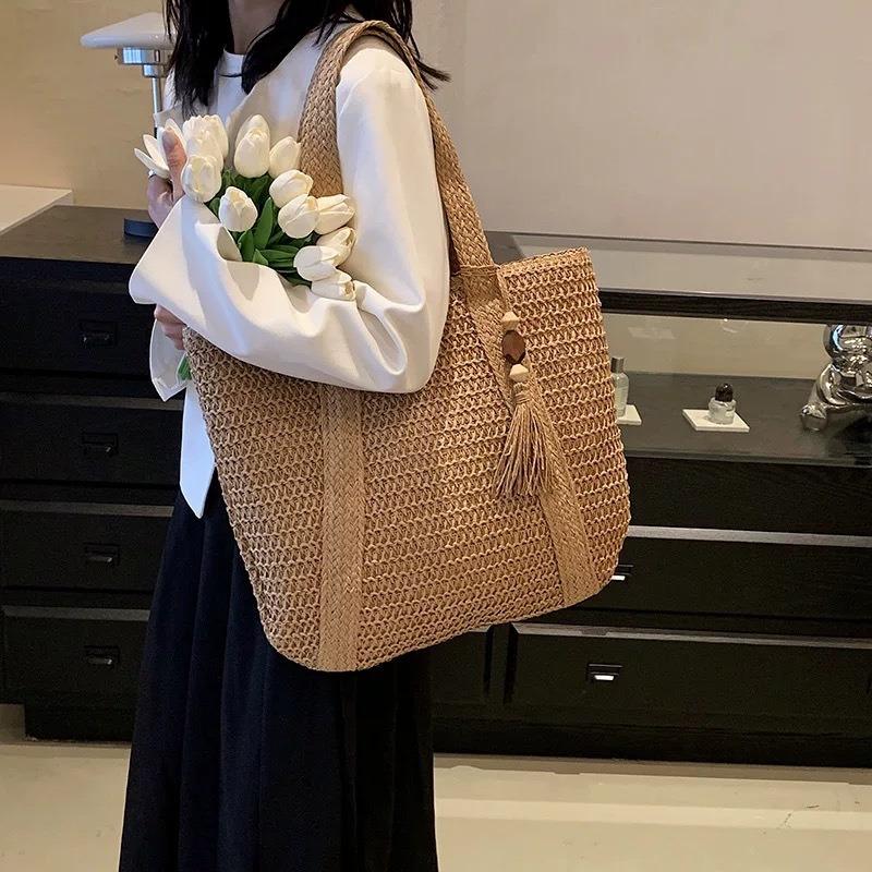 Fashion single shoulder straw woven beach wrapping machine weaving straw woven bag mahogany pendant large capacity woven bag tote bag
