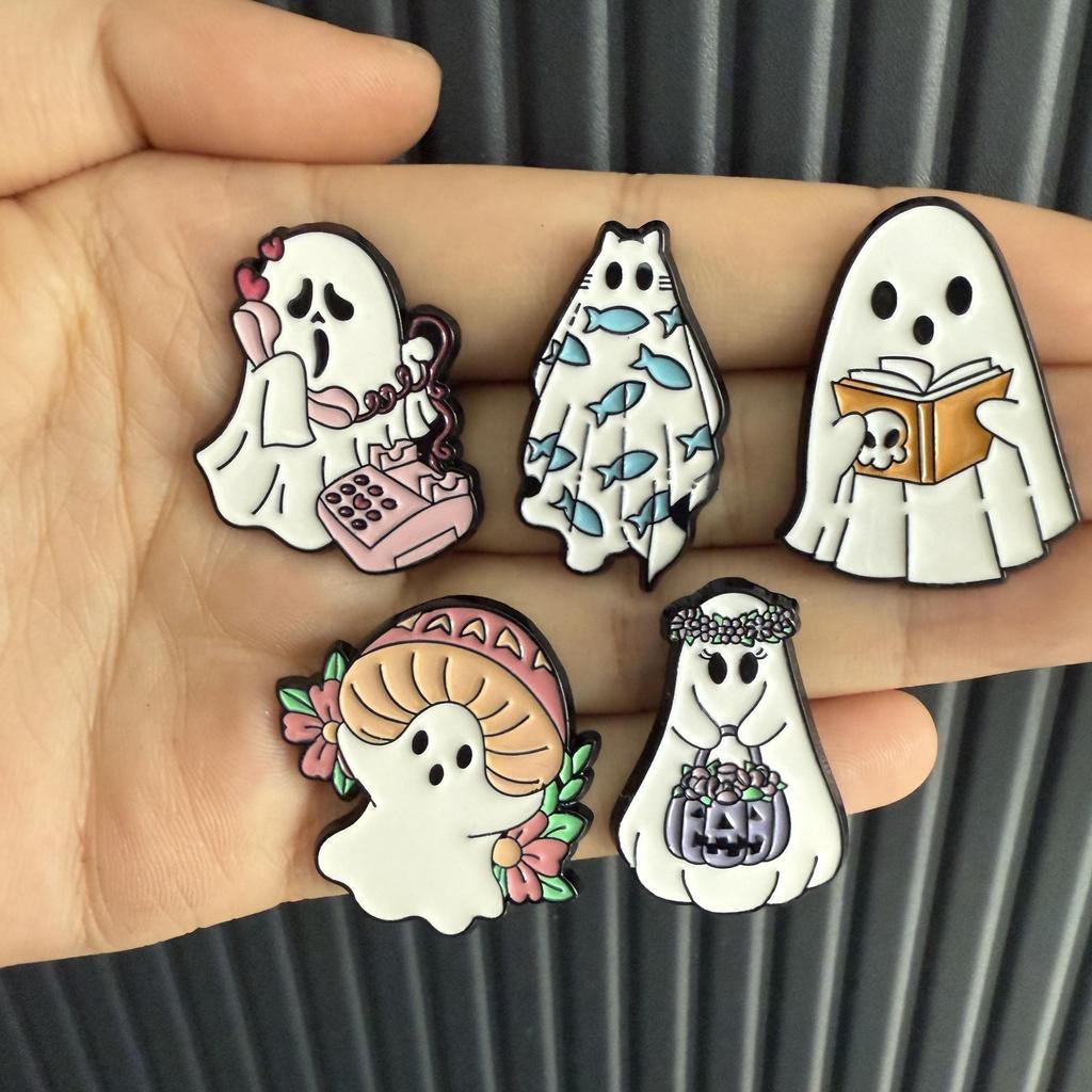 Halloween Ghost Brooch: Fun Cartoon Decorative Badge for Clothes & Backpacks