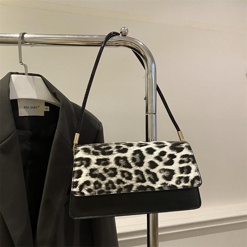 Leopard Print Niche Fashion Popular Shoulder Bag New Versatile Texture Fashionable Foreign Style Messenger Bag High Sense Design