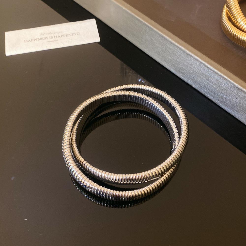 Einzigartiges Nischendesign, schlichtes Metall-Halsreifarmband, schlichter Ringhalsreif für weibliche Persönlichkeit, kaltes Halsketten-Accessoire