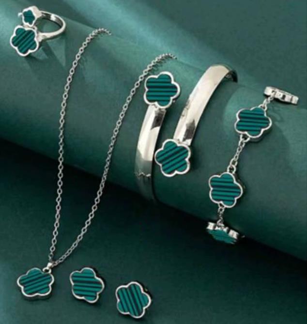 Stilvolles 5-teiliges Schmuckset mit Glücksklee – Halskette, Ohrringe, Ring, Armband und Armreif – Zinklegierung, perfekt für die Freizeit oder als Geschenk!