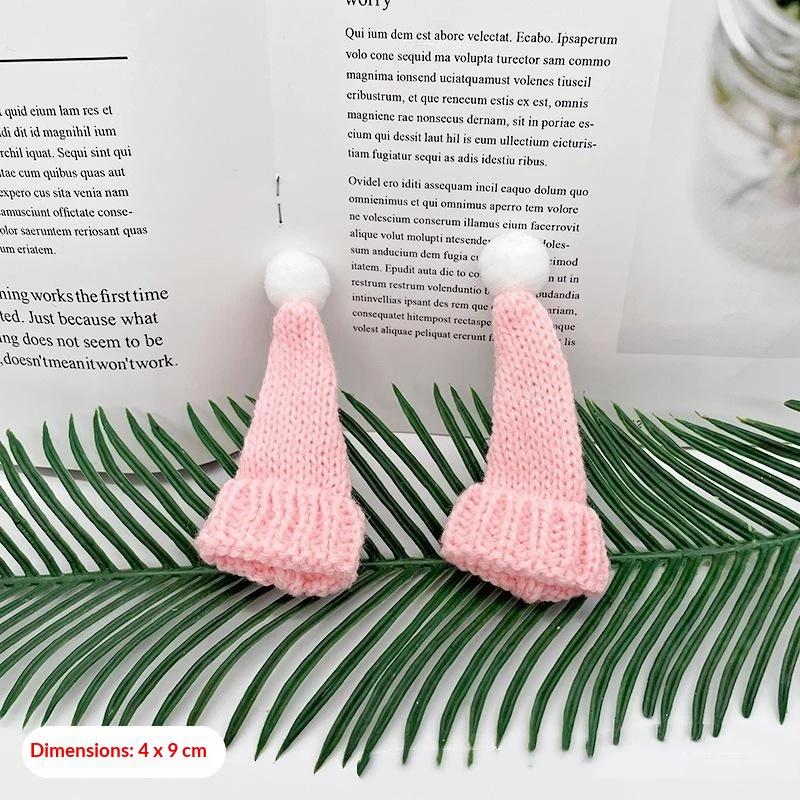 Mini pletené vánoční čepice Santy s měkkými bambulkami v různých barvách pro DIY panenky, vánoční večírky a dekorace