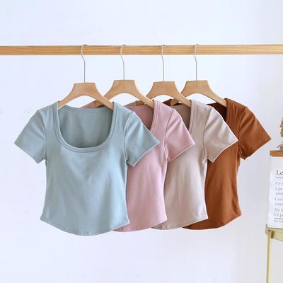 Damen Kurzarm-T-Shirt mit Brustpolster, unregelmäßigem Saum, quadratischem Ausschnitt und BH-Unterbrustband – perfekt für den Sommer.