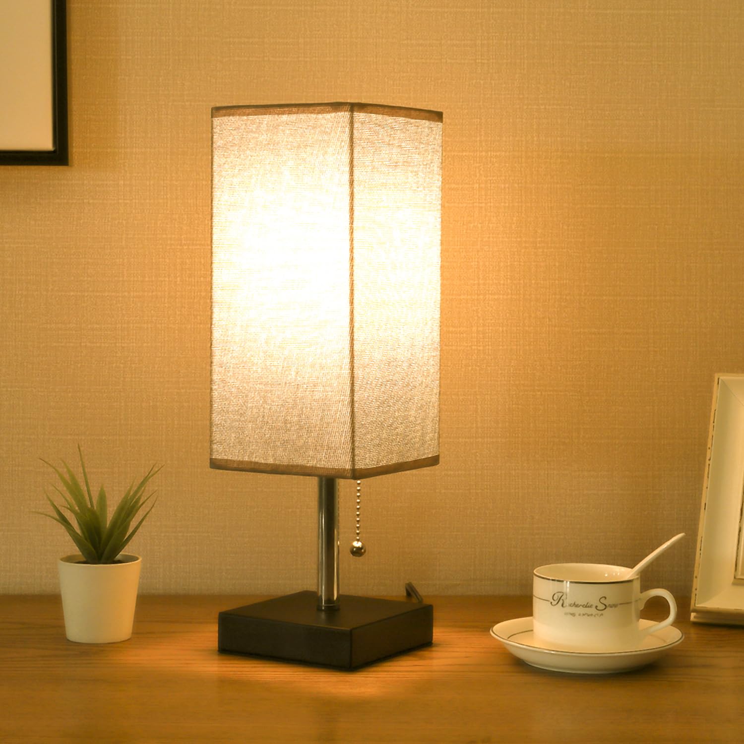 

This stylish, Japanese-style LED desk lamp features a zipper switch for indirect lighting, creating a relaxing atmosphere in the living room,