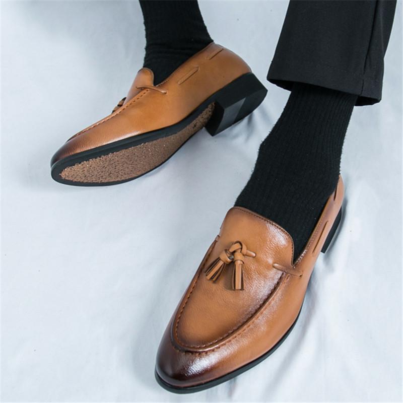 Designer Fashion New Men Pointed Tassels Patent Leather Dress Casual Shoes Black Brown Loafers Wedding Dress Homecoming Footwear