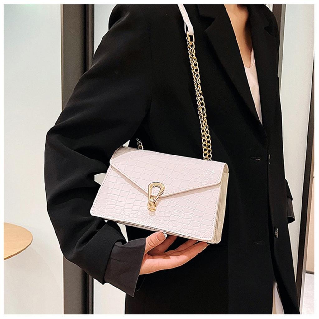 Ladies' Fashionable Rose Red Snake Patterned Crossbody Bag, Luxury Handbag, Lined with Chain Handbag