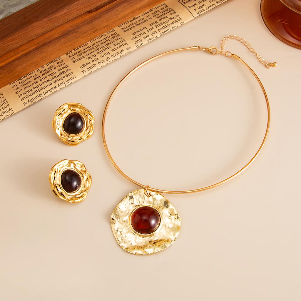 Fashion Style Metal Round Pleated Pendant Collar, Light Luxury Resin Gemstone Choker Necklace.
