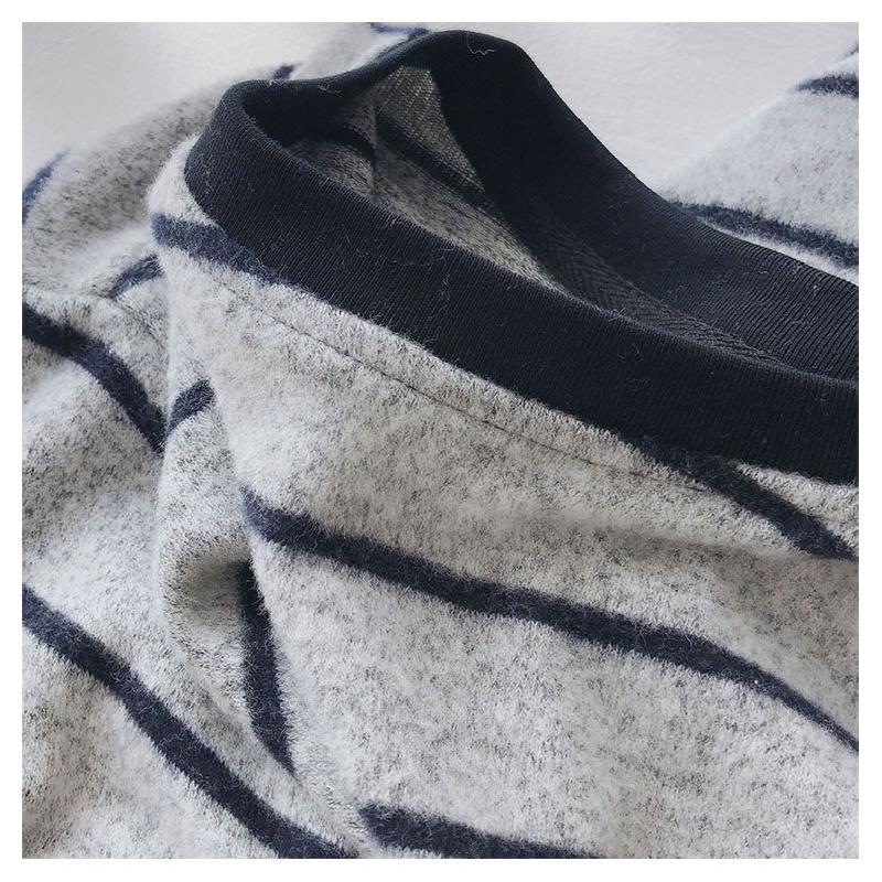 New striped long-sleeve round-neck T-shirt for women, spring and autumn 2026, stylish, loose-fitting, slimming base shirt