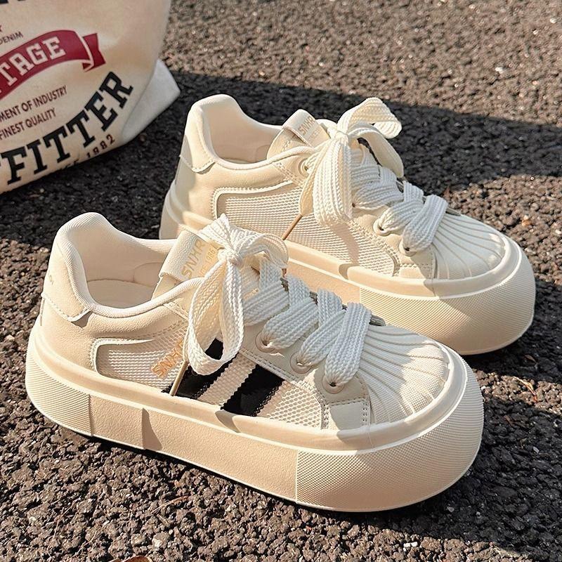 Plateau-Damenschuhe, kleine weiße Schuhe, Damen 2025 neue Sommer atmungsaktives Mesh vielseitige Nischenschuhe, Shell-Zehen-Board-Schuhe