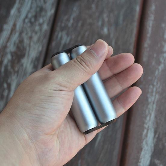 Fingerspitzen-Zappelspielzeug, batterielos, geräuschlos, tragbar, Legierungsrolle, kreativer Stressabbau, Neuheitsspielzeug für Erwachsene und Teenager, Anti-Stress-Dekompressionsspielzeug, kleines Geschenk