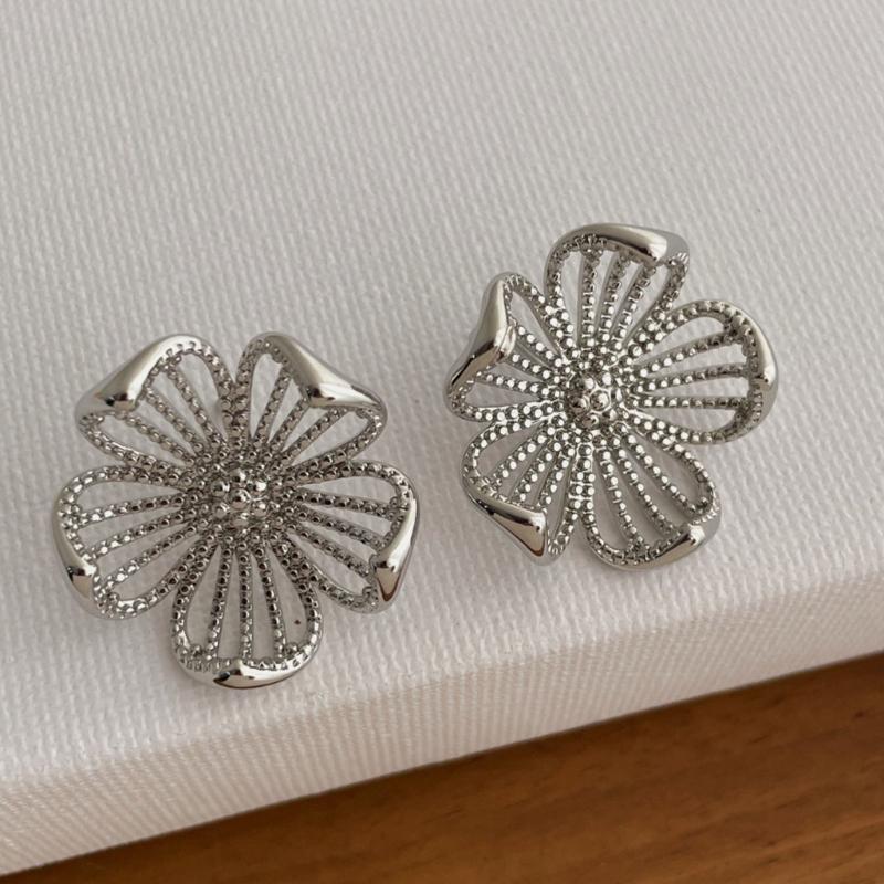 Elegant Retro Metal Flower Studs Earrings Hypoallergenically Alloy Lightweight Comfort Jewelry Accessories Gift