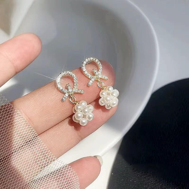 Fashion and elegance, atmospheric bow pearl earrings, women's design sense, versatile, exquisite stud earrings, sweet temperament, ear jewelry