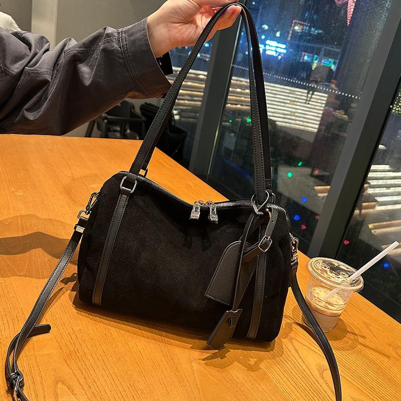 

Autumn and winter new matte cowhide fashionable retro large capacity underarm messenger bag trendy women чёрный