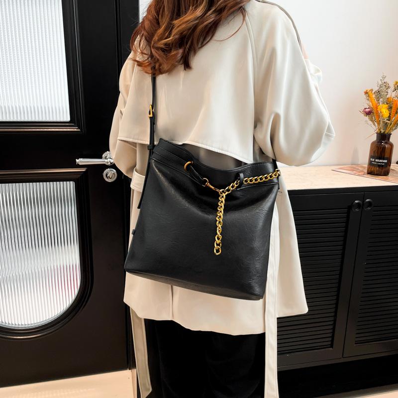 Versatile ins messenger bag women's 2025 new trendy retro bucket bag college style large capacity underarm bag