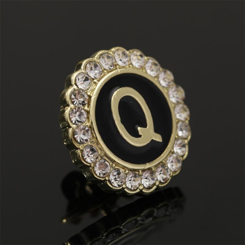 26 Alfabet Okrągłe Przypinki Inicjały Angielskie A-Z Złote Broszki Dla Kobiet Mężczyzn Dziewcząt Odznaki na Kołnierz Biżuteria Prezent