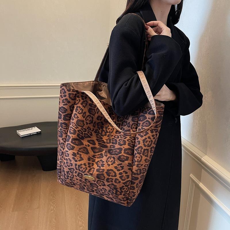 

2025 large capacity shopping bag niche design plaid bag handbag shoulder underarm bag women s commuter tote bag 45*13*37
