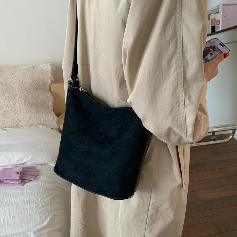 Large Capacity Bag Women's 2025 New Trendy Fashion Retro Shoulder Bag High Sense Commuter Bucket Bag Messenger Bag