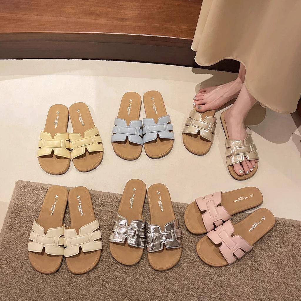 French flat-bottomed slippers women's summer wear 2025 new Internet celebrity fashion retro woven soft bottom word beach sandals