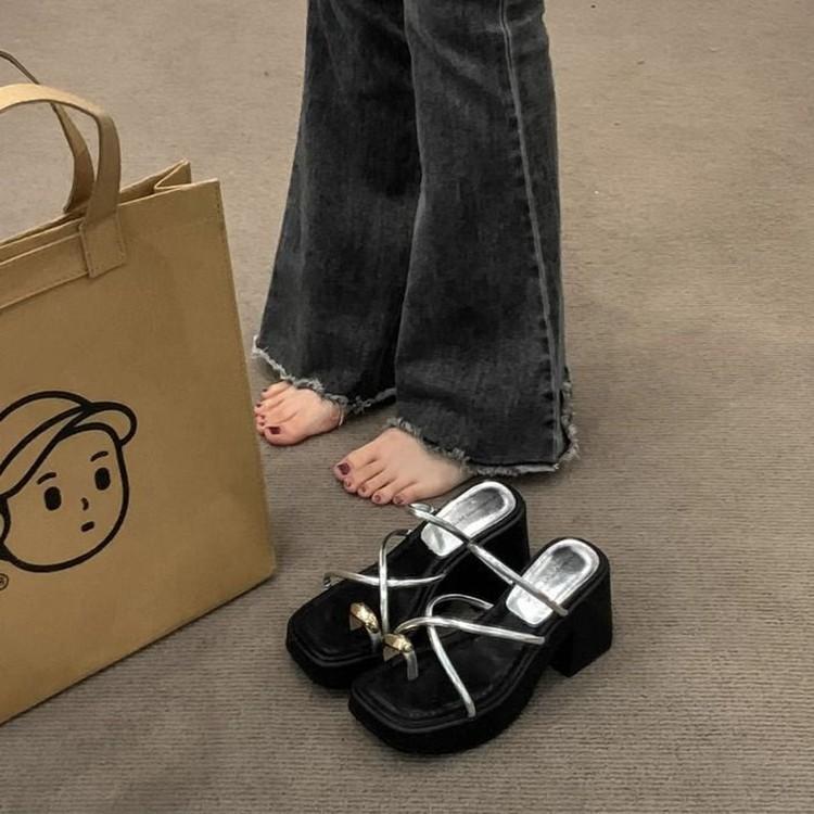 Pantoufles à plateforme d'été cool à talons hauts pour femmes, pantoufles polyvalentes neuves, belles pinces de mode française, talon épais 2025 orteils