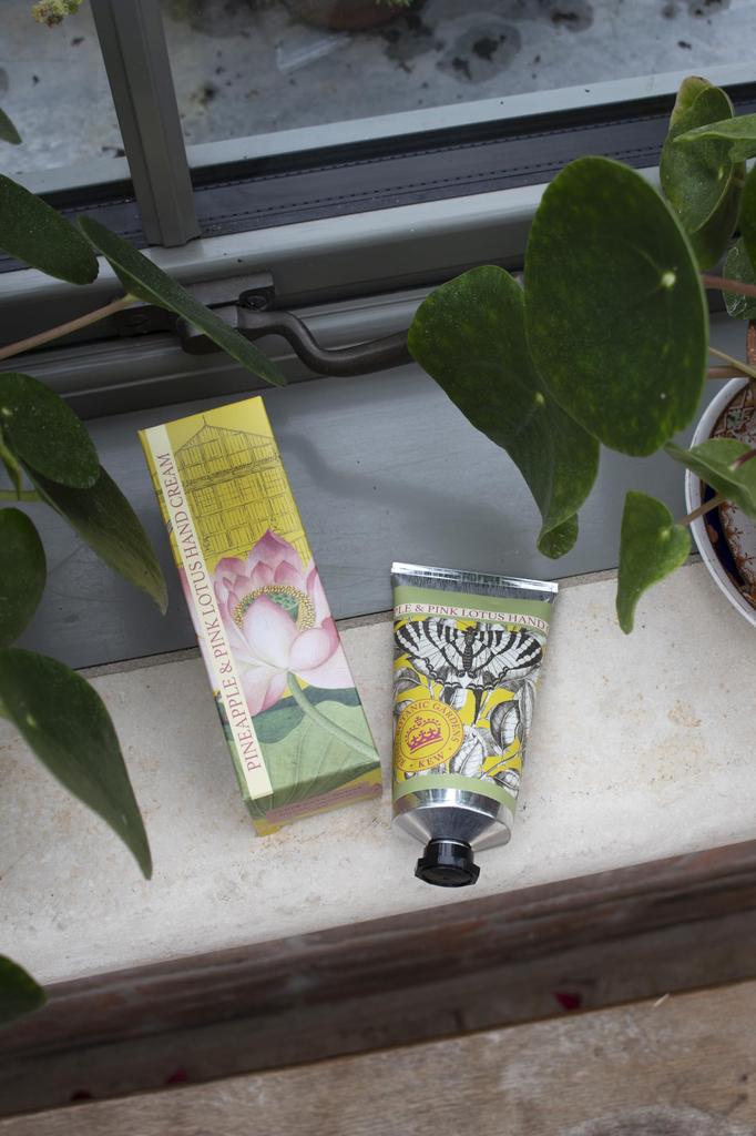 Sanwa Trading English Soap Company English Soap Company KEW GARDEN Luxuriöse Handcreme Ananas Pinke Lotusblüte Ananas Pinke Lotusblüte & &