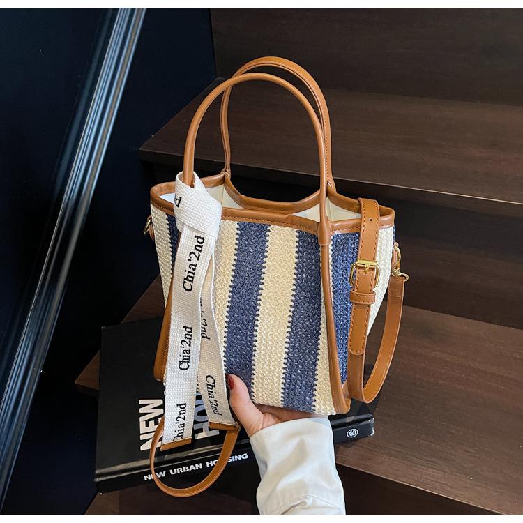

2025 large-capacity women s bag striped shoulder bag fashionable foreign style literary and retro shopping bag portable messenger bucket bag синий