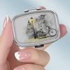 Portapillole Portatile con 2 Scomparti, Mini Custodia Organizer in Metallo per Medicine, Carino Contenitore Stampato per Pillole, Vitamine, Gioielli, Viaggio, Uso Quotidiano