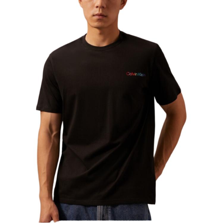 

Calvin Klein Футболка Rainbow Series с принтом в виде градиентных букв, удобная, с круглым вырезом и коротким рукавом, унисекс, цвет «космический черный» 40BM851-BAE M