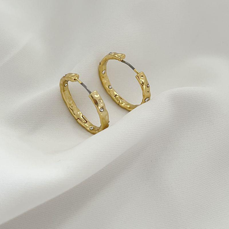 

Минималистичные серьги-кольца из серебра KS925 с текстурой и кубическим цирконием с покрытием из 18-каратного золота