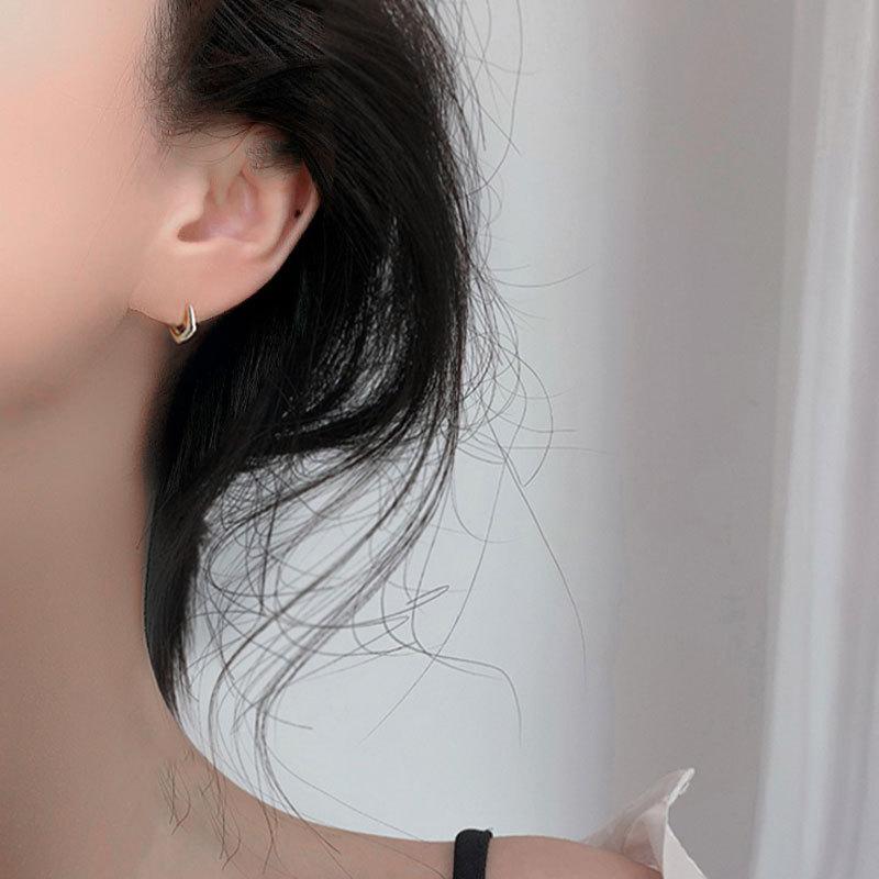 Niche Vintage Ladies Accessories Elegant Jewelry Cold Earrings C-shaped Ear Buckle Niche Hundred with Geometric Senior Sense Earrings Female Tide