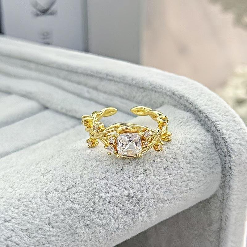 Fashion Light Luxury Sugar Cube Vine Winding Square Diamond Flower Ring Women'S Niche Design Inlaid Zircon High-End Jewelry