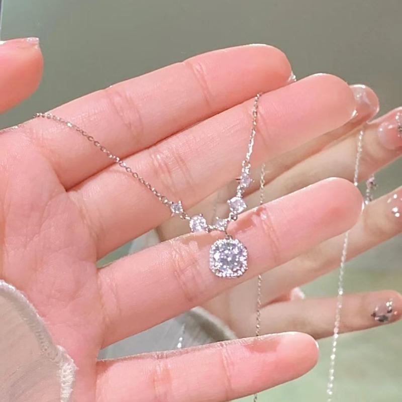 Sparkling Cushion Cut Zircon Pendant Necklace for Women, Elegant Halo Clavicle Chain, Dainty Silver Tone Wedding Jewelry Gift