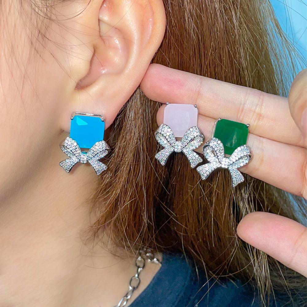 CMM Einzigartige Ohrstecker mit winzigen Zirkonia in Rosa, Blau und Grün, geometrische Schleife