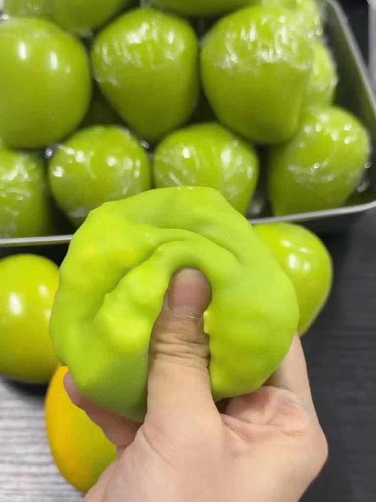 Handmade Crispy Mango Stress Ball Squeeze Toy, Color-Changing Mango Squishy Fidget Ball, ASMR Sensory Stress Relief Toy Gift