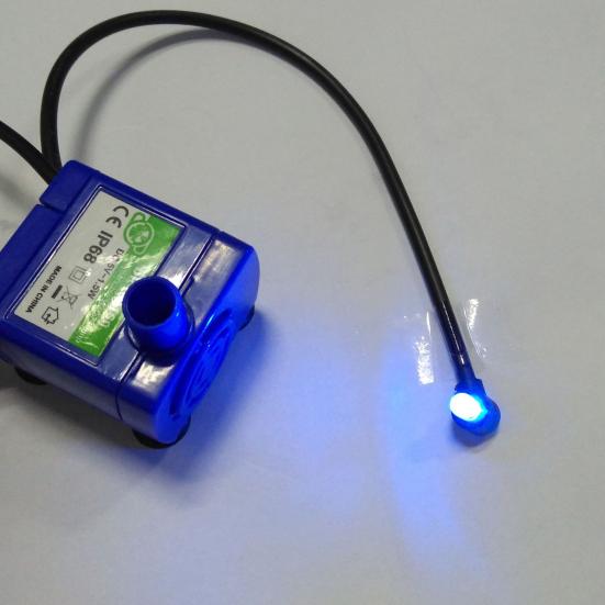 Bomba de agua Potente Sólida Mini Ligera Conveniente A prueba de salpicaduras Fácil de limpiar Luz LED Mascota