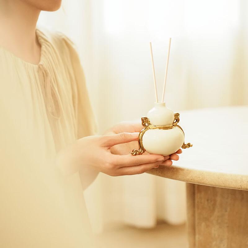 Wanshili 'Wanshi Jinxi' Silk Scarf & Fragrance Gift Set