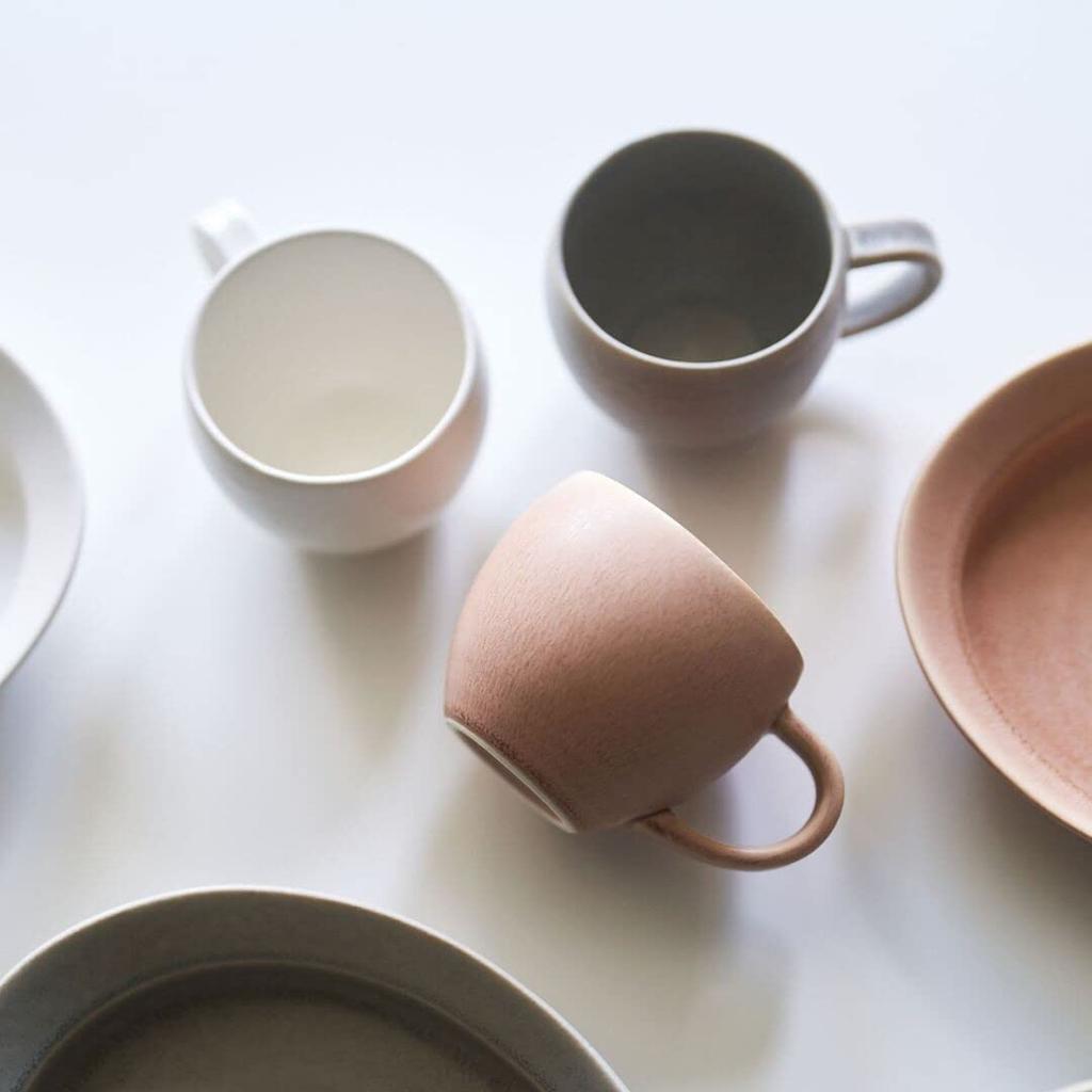 A Pair of 320ml Mugs with a Crystalline The Nuanced Shapes and Nuanced Colors of Gray and Pink Make a Perfect Microwave and Dishwasher Made In Japan