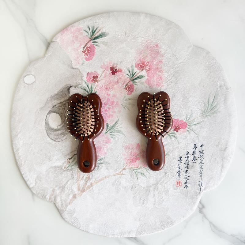 

Милая расческа из экологичного сандалового дерева с воздушной подушкой в виде кролика, мини-портативная массажная щетка для волос, профессиональная салонная парикмахерская расческа 1pcs