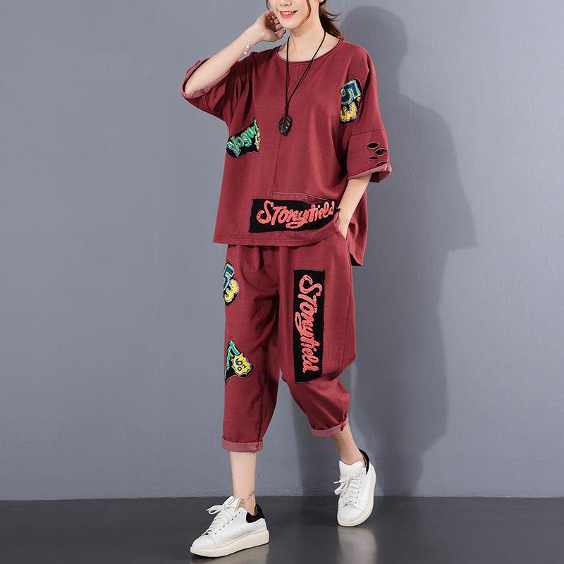 Set of Loose-fitting Large-sized Patched-hole Summer Casual Two-piece Set with Printed Fabric for Women, Fashionable and Stylish.