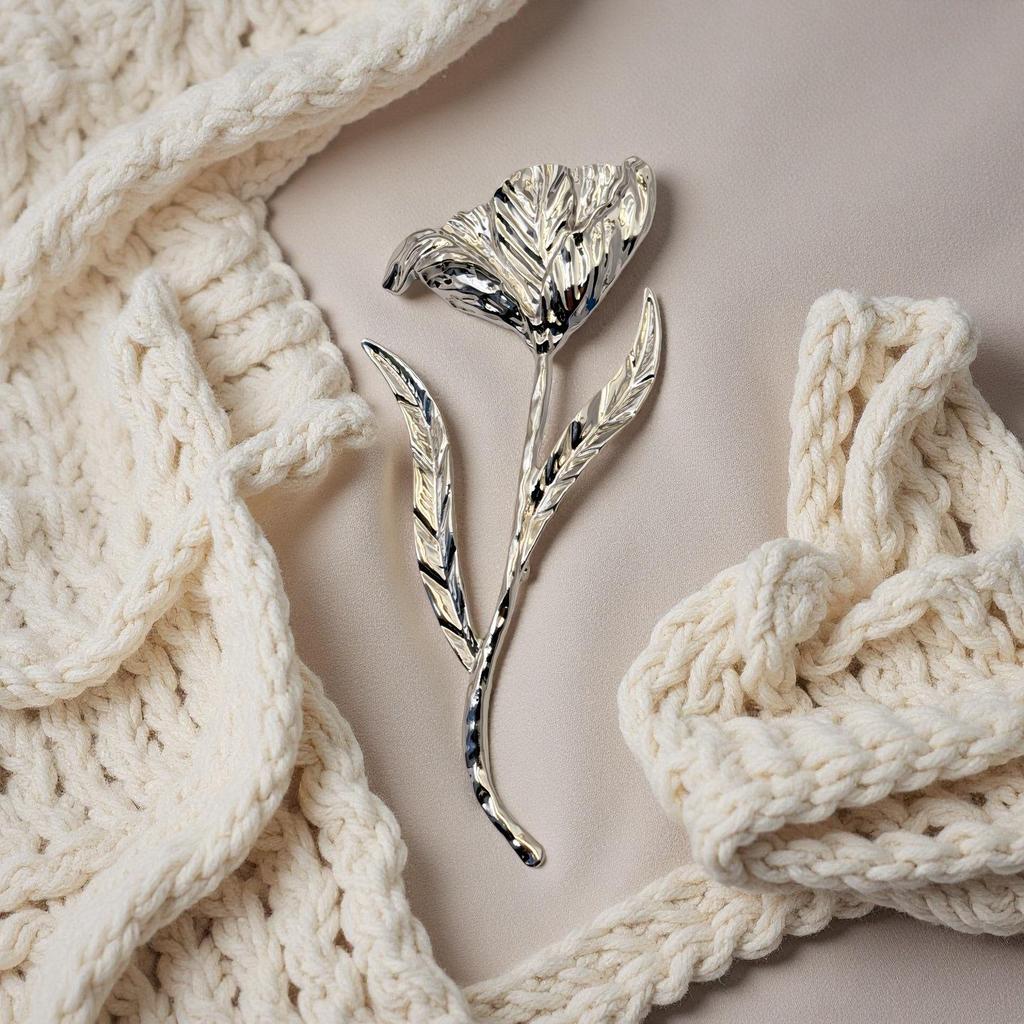 Glossy Metal Rose Brooch: European/American Autumn-Winter Style, Light Luxury Fashion Pin for Women
