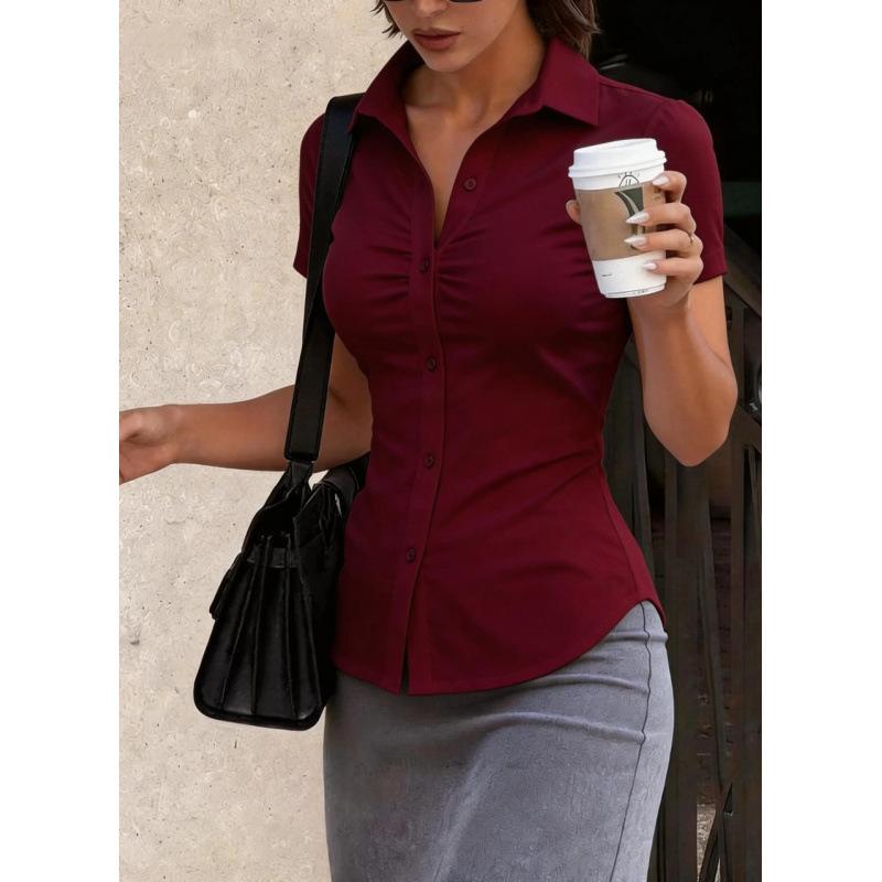 Camicia da donna a tinta unita con arricciature, vestibilità aderente, manica corta, bottoni