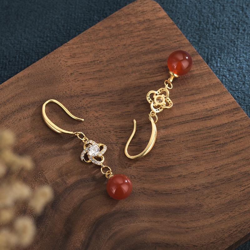 

Позолоченные серьги в придворном стиле с халцедоном и кристаллами в виде четырехлистного клевера