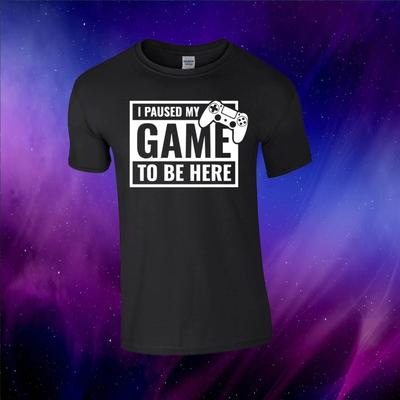 Ich habe mein Spiel pausiert, um hier zu sein Lustiges, vom Gaming inspiriertes Unisex-Oberteil T-Shirt für Kinder/Erwachsene