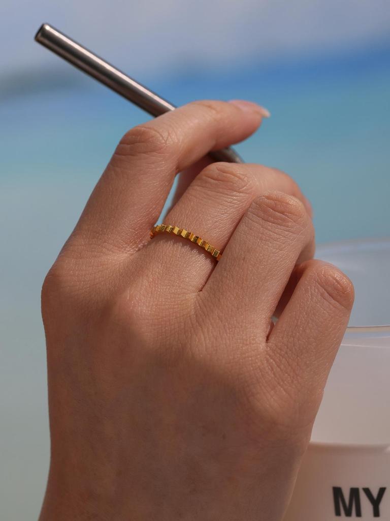 Qiong Yao 18K Gold Textured Ring: Stylish 3D Gear Design, Trendy European & American Style