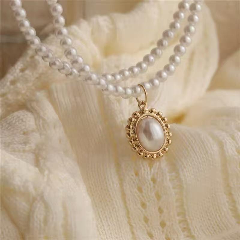 Elegant Retro Double Layer Pearl Necklace - French Clavicle Chain with Simple Niche Design for Women.