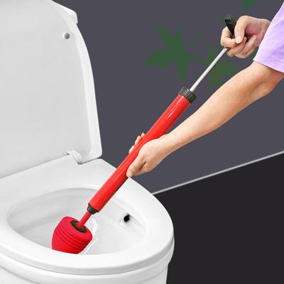Il WC è collegato con un colpo, e lo sturalavandini domestico è collegato. Il WC è otturato, e il tubo di scarico