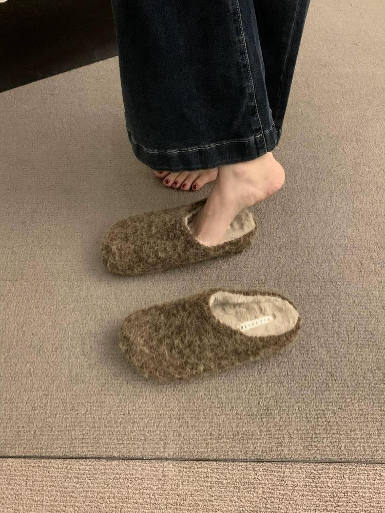 

Тапочки Mao Mao женские зима 2025 новые тапочки Mao Mao на плоской подошве удобные полутапочки женские универсальные бархатные туфли 40 темно-коричневого