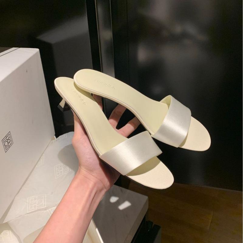 One-word open-toed sexy kitten and slippers women wear commuter satin low-heeled slippers