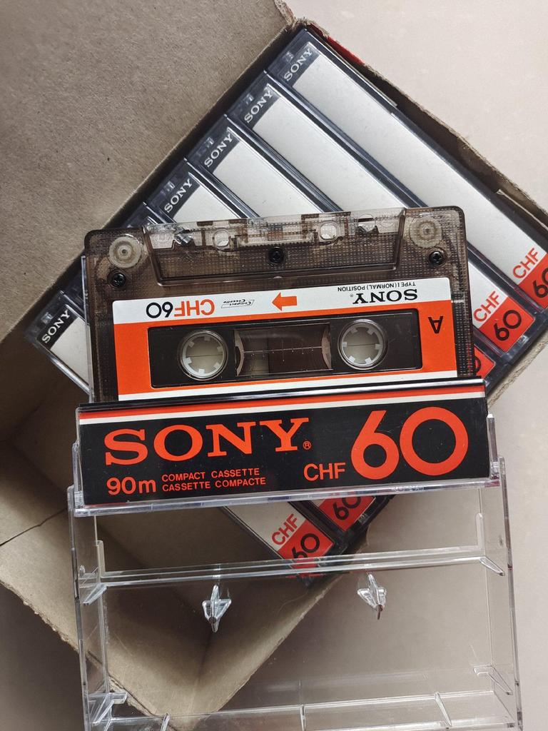 Casetofon Compact cu Roți Mari și Carcasă Transparentă