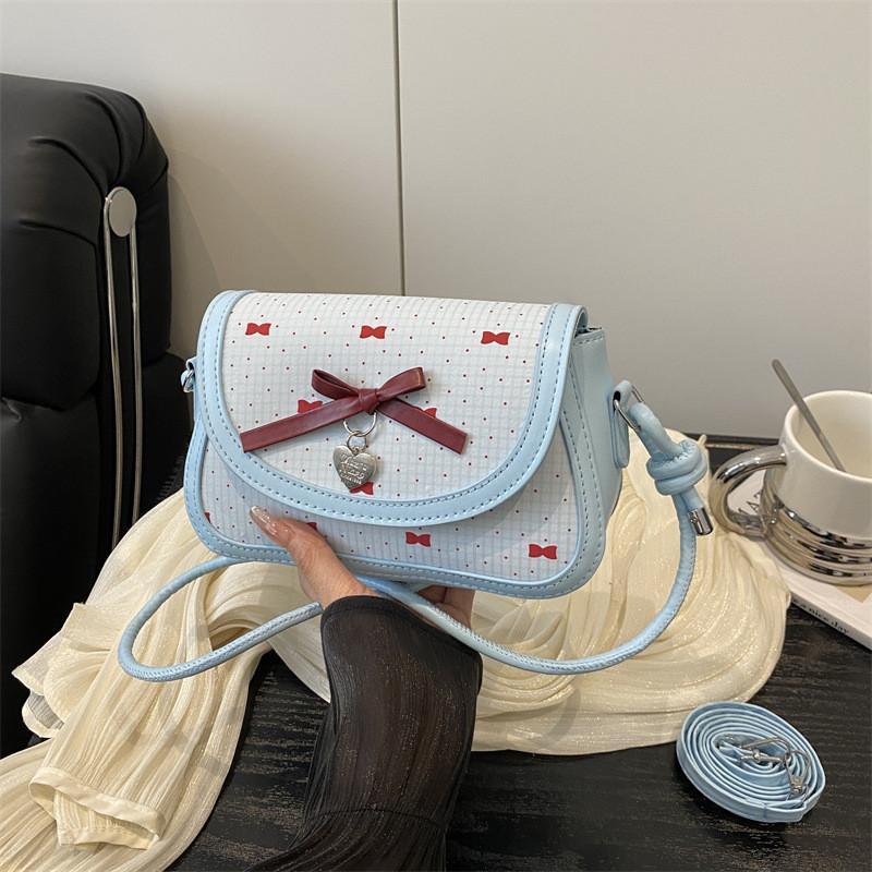 Pu Small Heartdesign Clutch Bag With Magnetic Closure For Daily Use